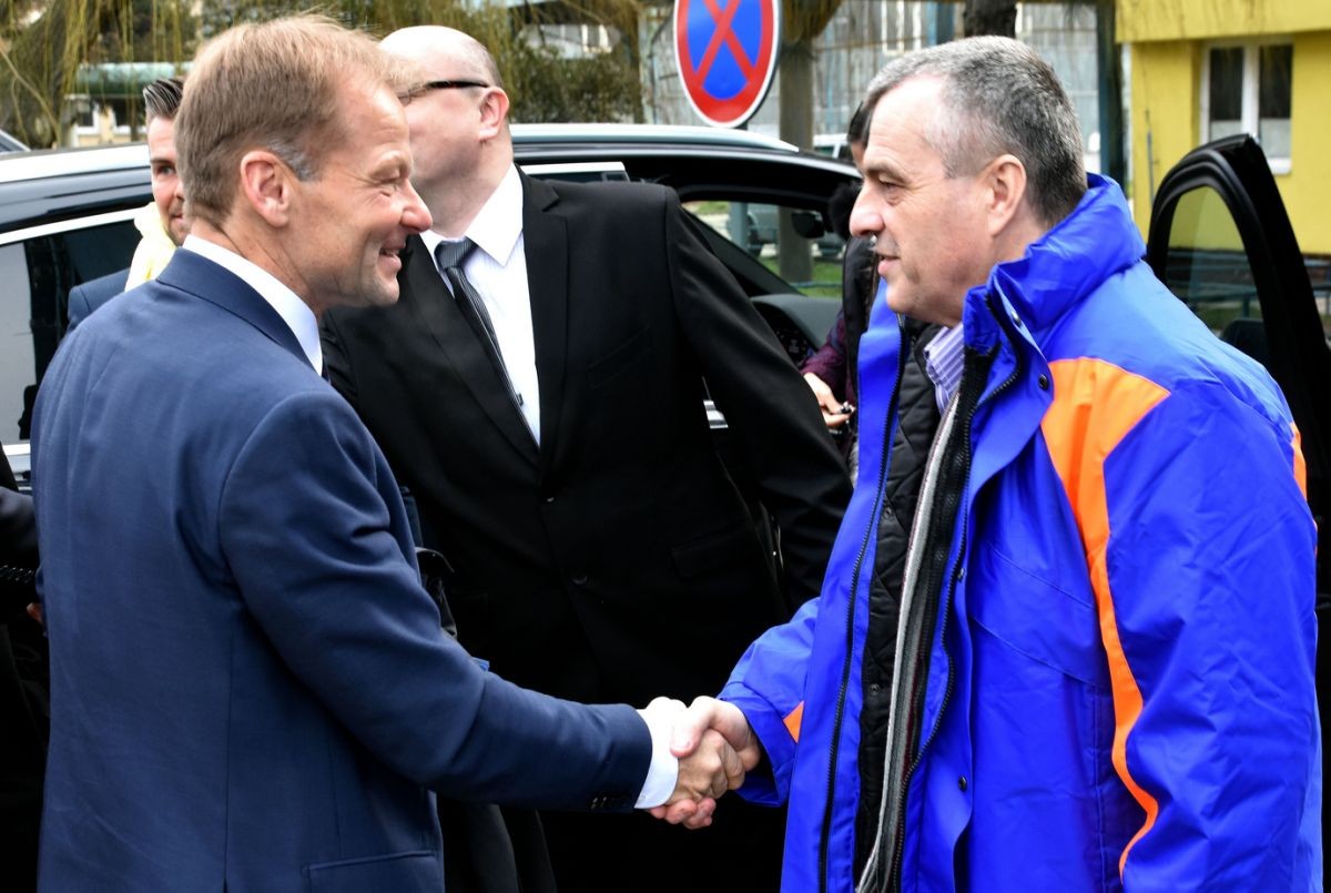 Na snímke minister hospodárstva Vazil Hudák a riaditeľ klasických elekrární SE Ľubomír Maxim počas privítania pri príchode do elektrárne Vojany.
