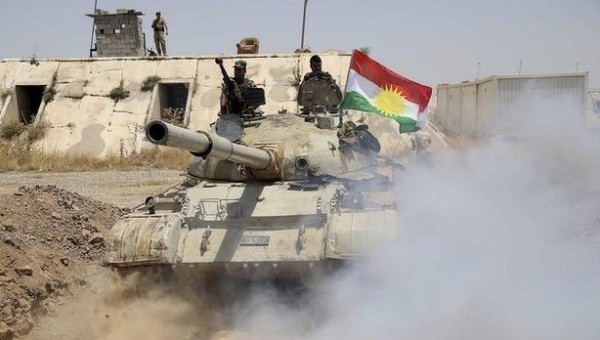 Tank s kurdskou vlajkou. Snímka: Reuters