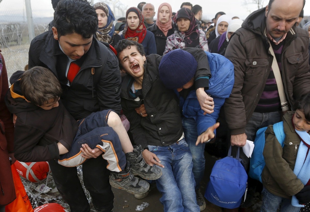Migranti čakajú na vstup do Macedónska. Snímka: Reuters