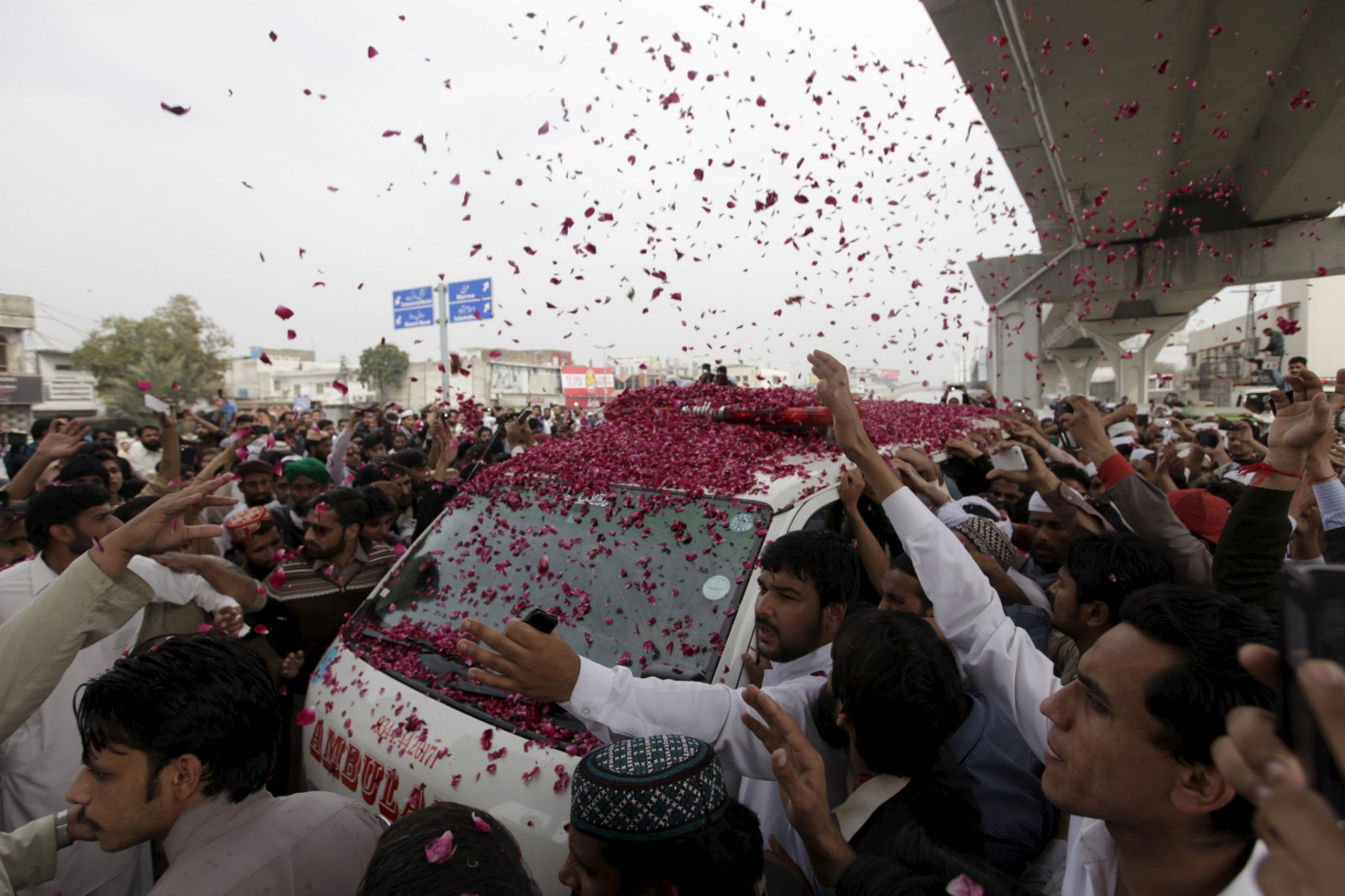 Na pohrebe vraha pakistanského guvernéra prišlo 50-tisíc ľudí. Snímka: Reuters