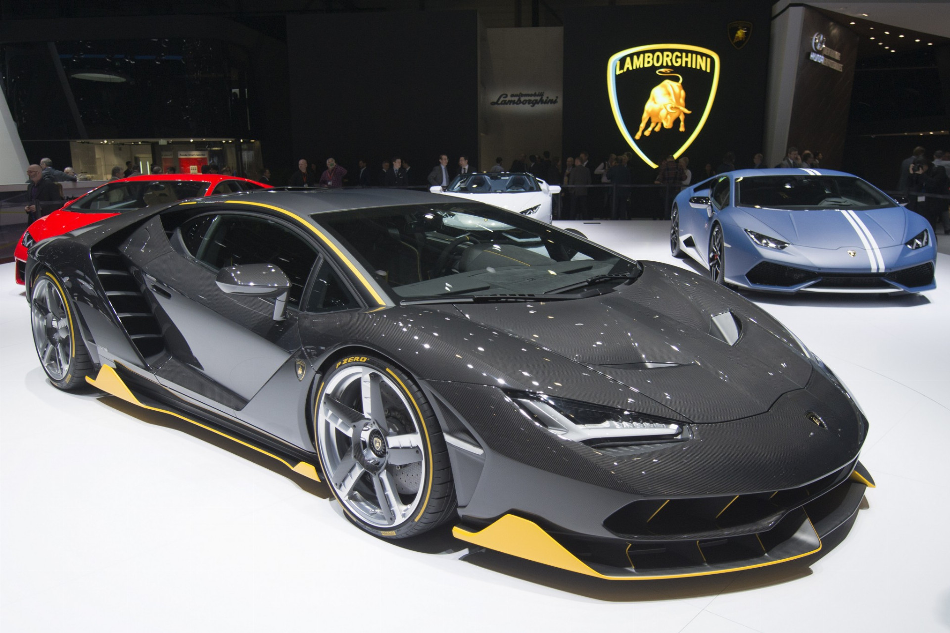 Taliani sa opäť predviedli. Ukázali doteraz najsilnejšie Lamborghini, ktoré bolo vypredané skôr, než sa oficiálne ukázalo svetu. Centenario má celú karosériu z karbónu, výkon 770 koní a z nula na sto vyštartuje za 2,8 sekundy. Snímka: Reuters