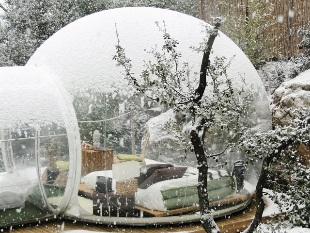 Život v bubline pripomína netradičný francúzsky projekt na kempovanie. Volá sa Bubble Tree a hoci názov odkazuje k bubline, transparentné objekty pripomínajú skôr iglu. Umožniť majú celoročné kempovanie za akéhokoľvek počasia. Snímka: bubbletree.fr