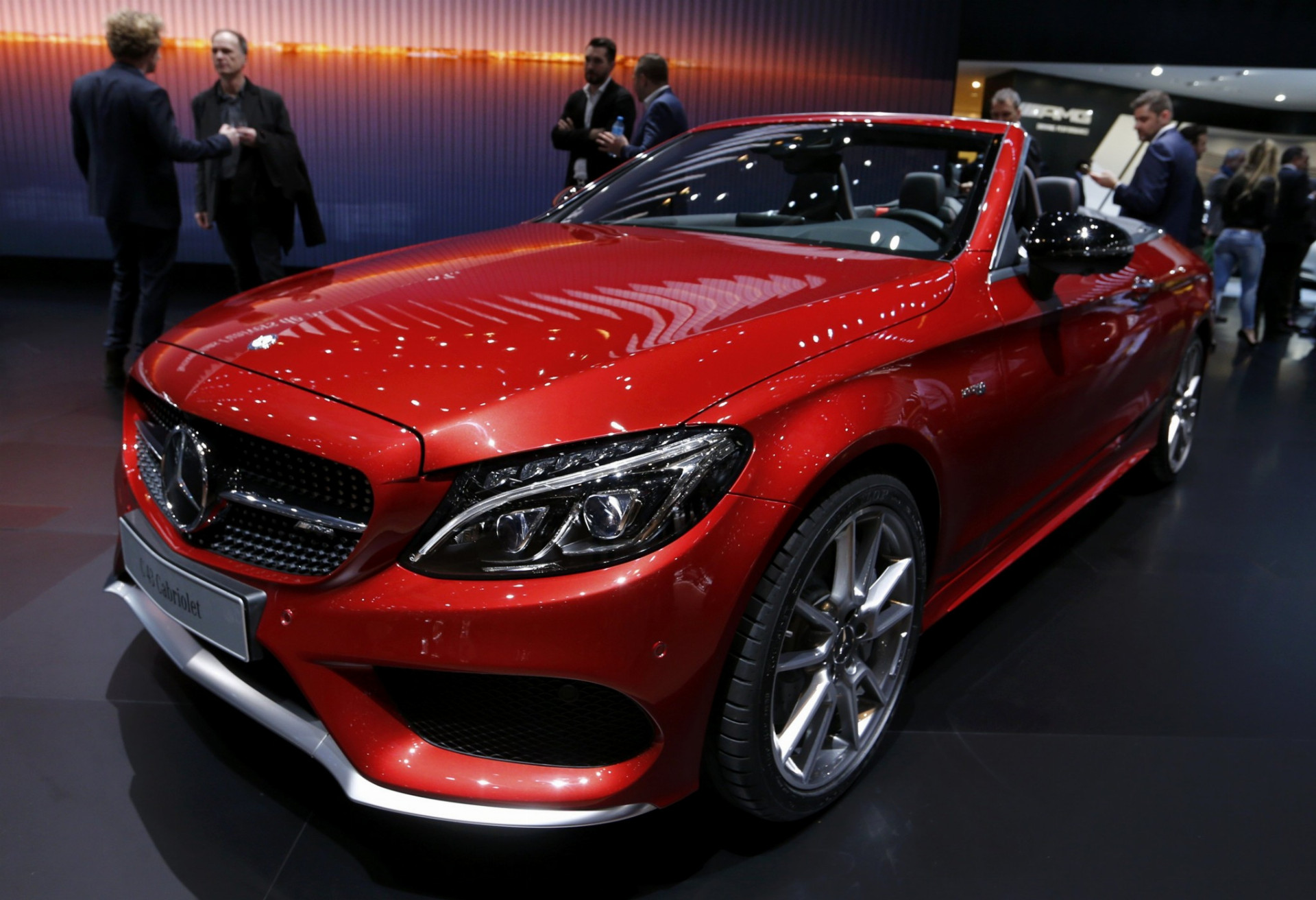 Podľa očakávaní ukázal Mercedes úplne nový kabriolet z triedy C. A to priamo verziu C43 AMG s výkonom 362 koní. Snímka: Reuters