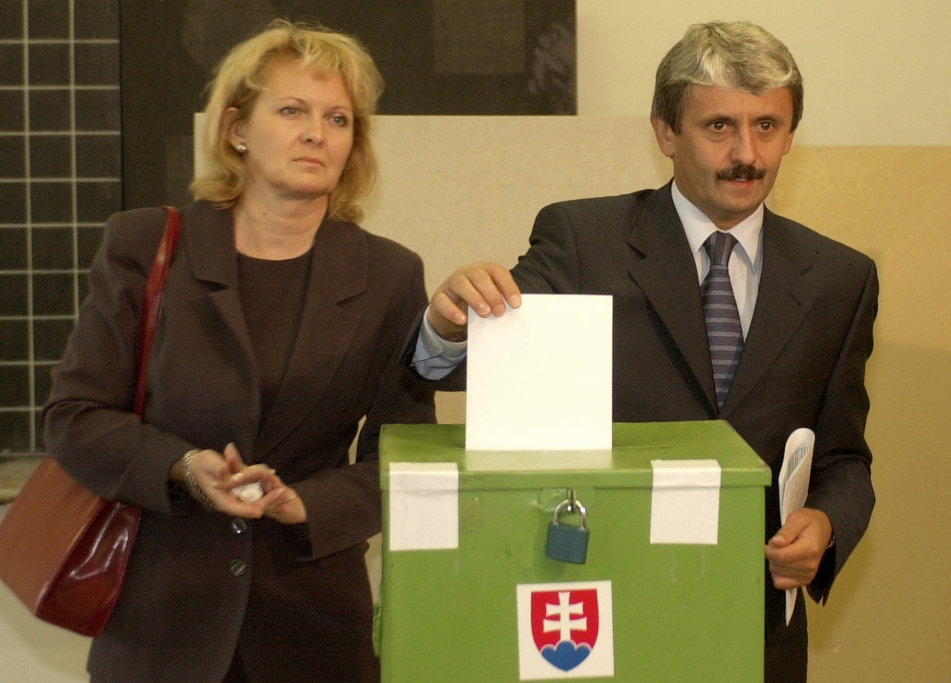 Mikuláš Dzurinda s manželkou volia v roku 2002. Snímka