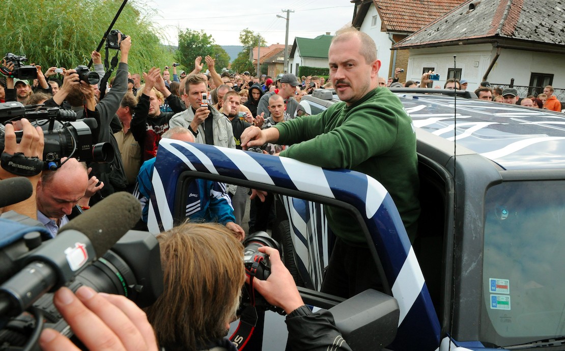 Na snímke TASR sa Marián Kotleba prihovára k zhromaždeniu z auta. 