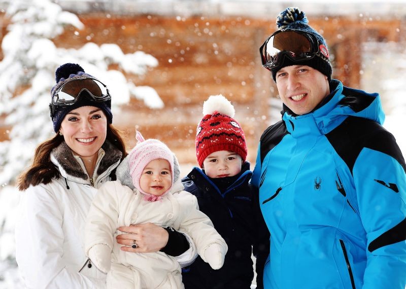 Kate a William s deťmi na horách. Snímka: TASR/AP