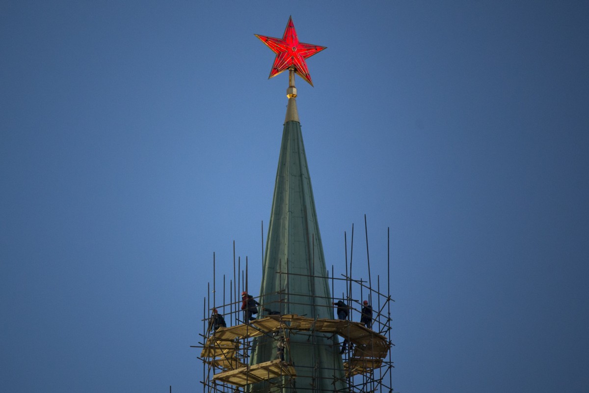 Reštaurátori opravujú Nikolskú vežu Kremľa v Moskve