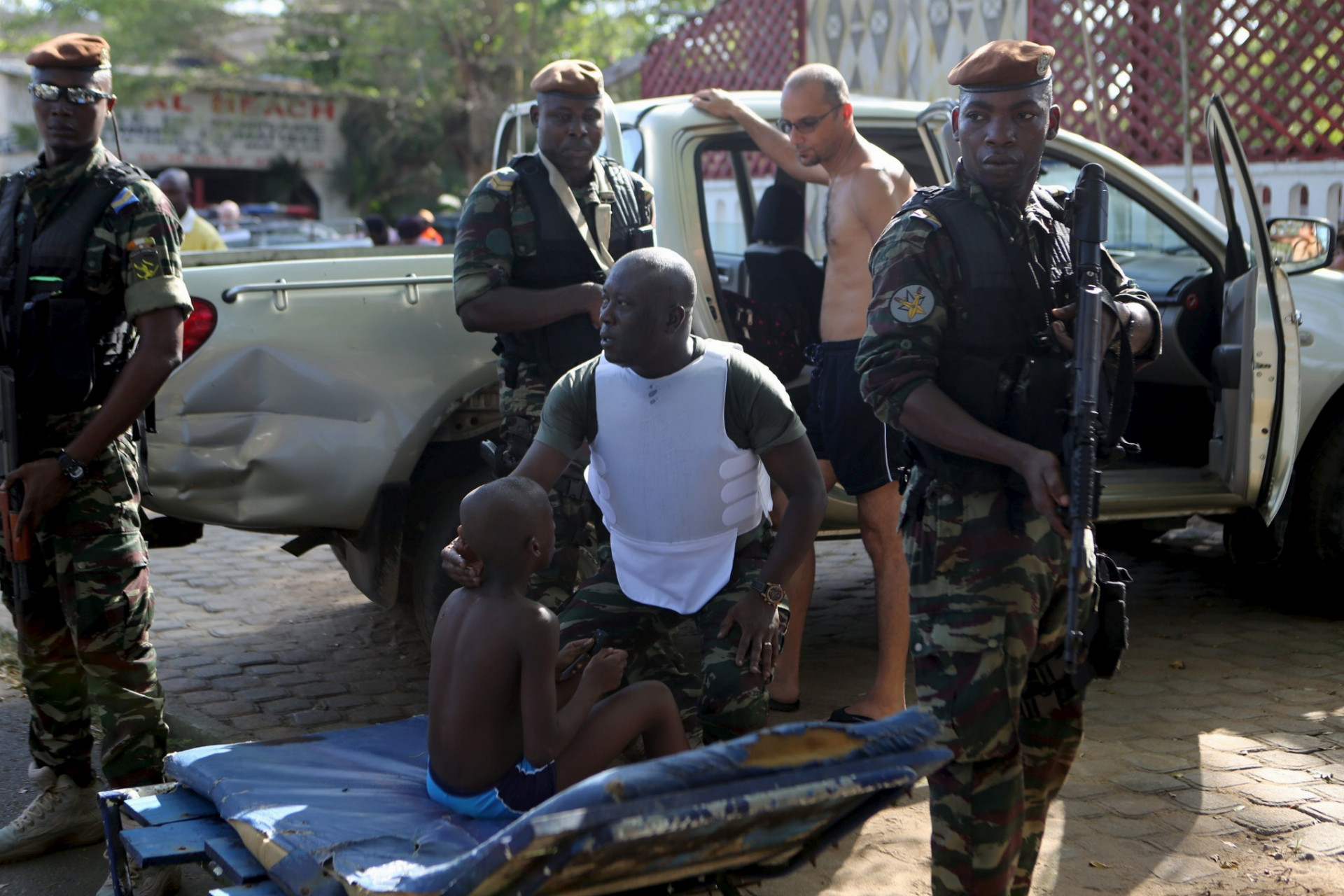 Vojaci na mieste streľby v Pobreží Slonoviny