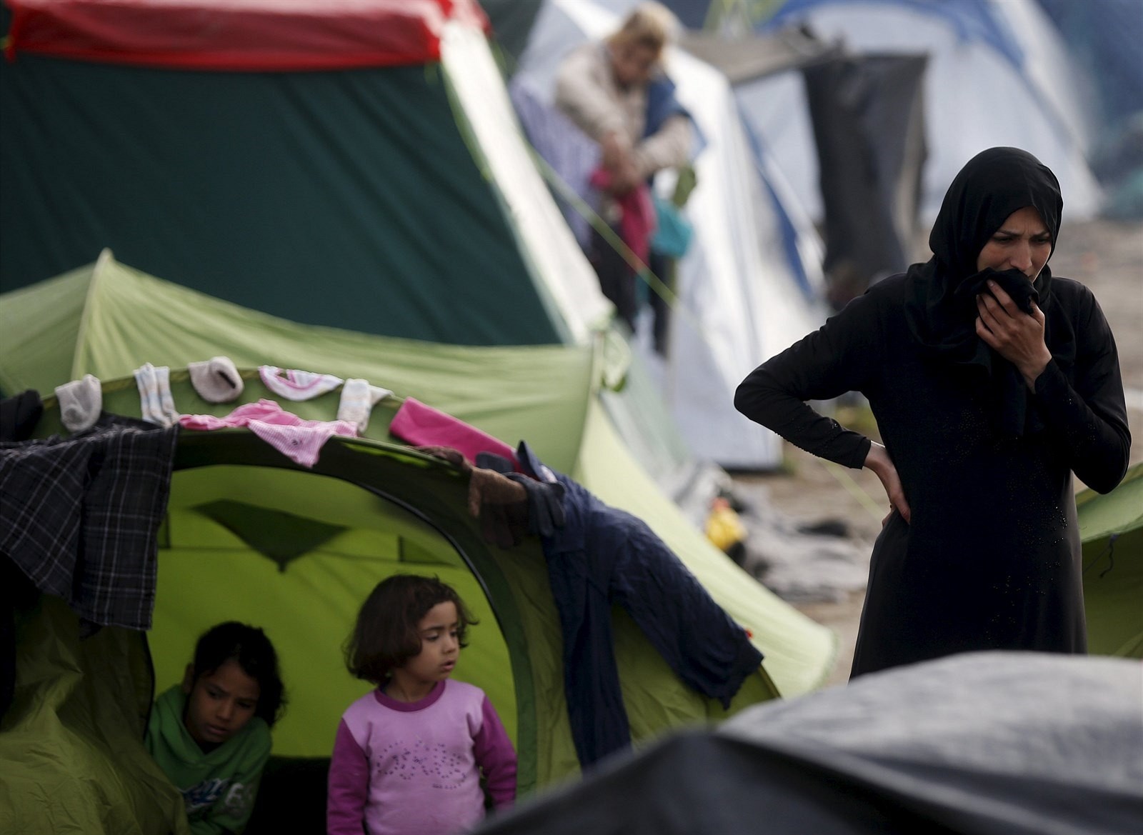Tisíce utečencov sa tiesnia v stanoch na blatovom poli pri dedine Idomeni na grécko-macedónskych hraniciach