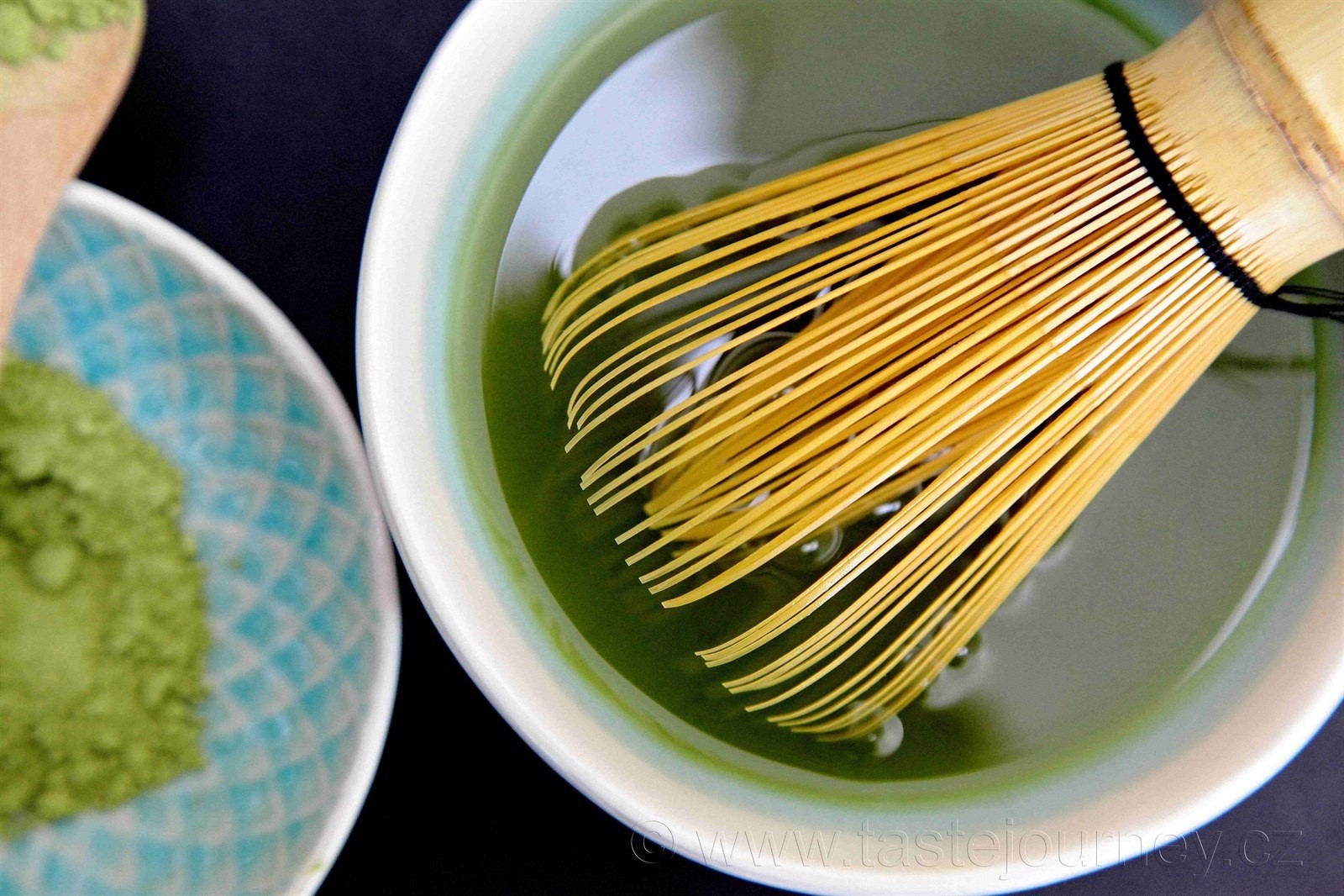 Príprava matcha čaju šľahaním bambusovým chasen. Snímka