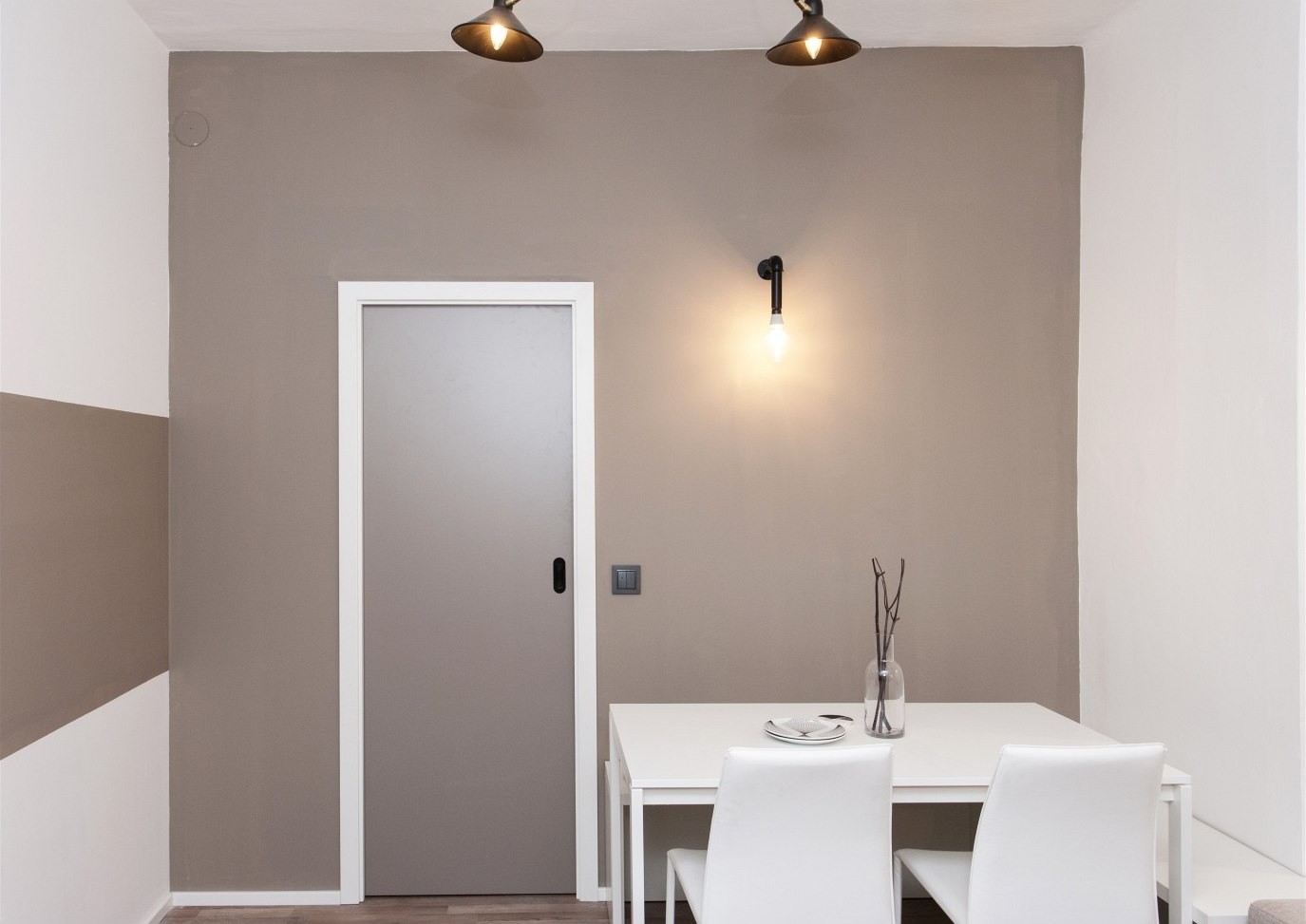 K jedálenskému stolu pridali dizajnéri lavice, päťčlenná rodina sa čoskoro rozrastie na šesť členov. Snímka