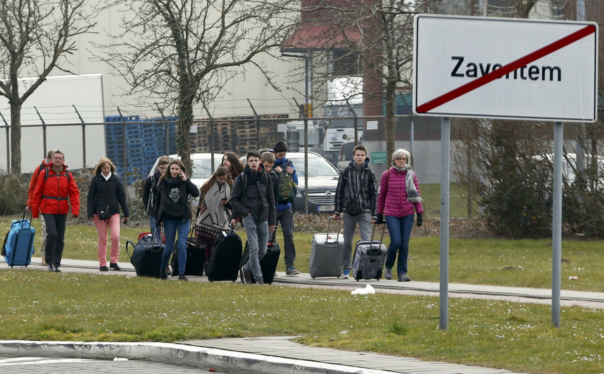 Útoky na bruselské letisko si vyžiadali najmenej 13 obetí.
