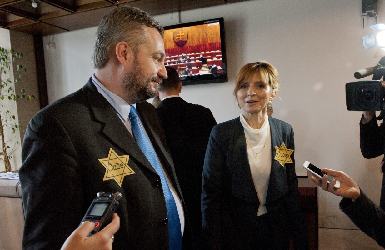 Poslanci Ondrej Dostál a Erika Jurinová prišli na prvú schôdzu parlamentu so žltou hviezdou na hrudi. 