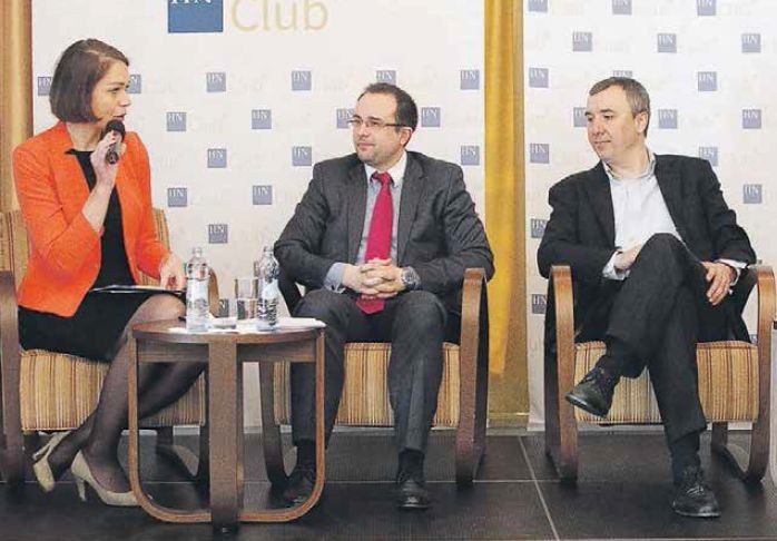 Zľava: šéfredaktorka HN Marcela Šimková, Rastislav Chovanec z rezortu hospodárstva, Tomáš Volek zo spoločnosti Accenture