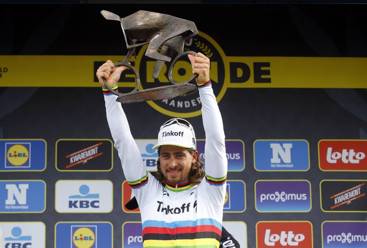 Peter Sagan s trofej za víťazstvo na pretekoch Okolo Flámska.