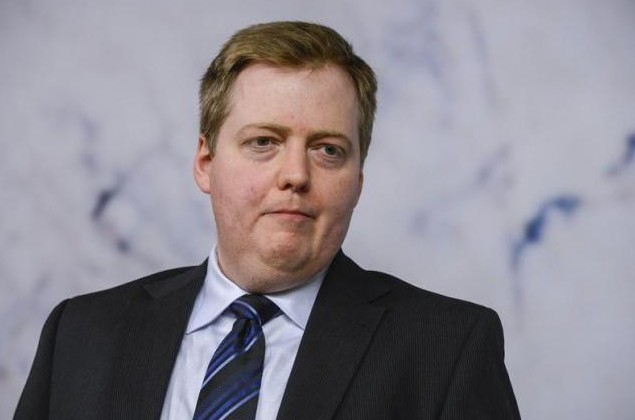 Gunnlaugson sa na Islande dostal do povedomia ako novinár rozhlasová osobnosť. Po islandskej finančnej kríze v roku 2008 sa dostal do politiky a v roku 2009 už sedel v parlamente. O štyri roky na to sa vo veku 38 rokov stal historicky najmladším islandským premiérom. 