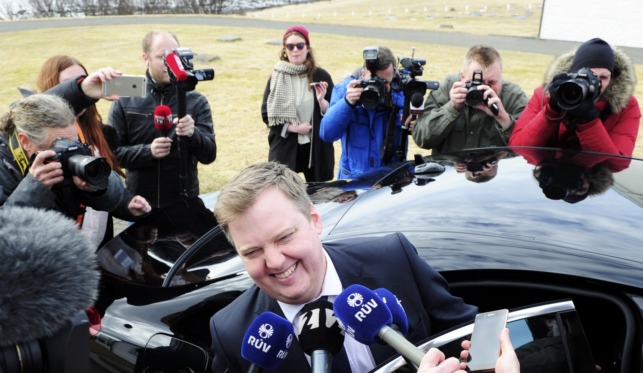 Islandský premiér David Gunnlaugsson v obkolesení novinárov