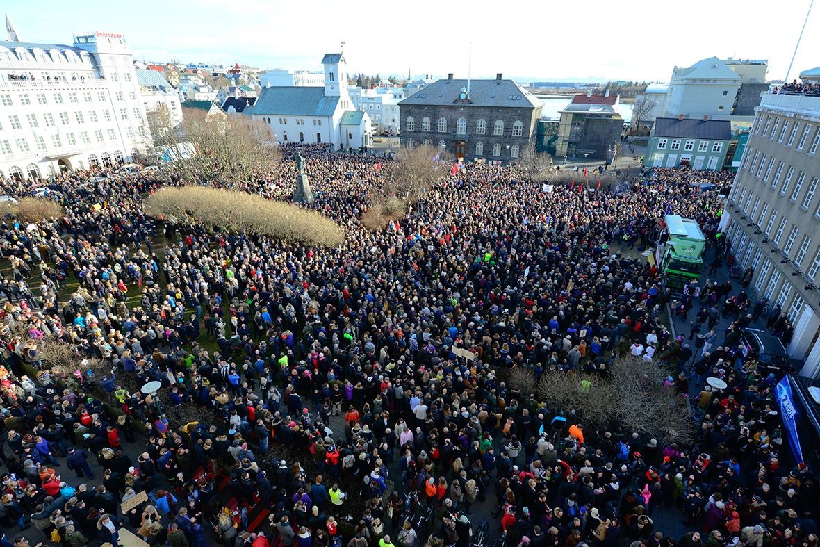 V hlavnom meste Islandu vyšli do ulíc desaťtisíce ľudí.