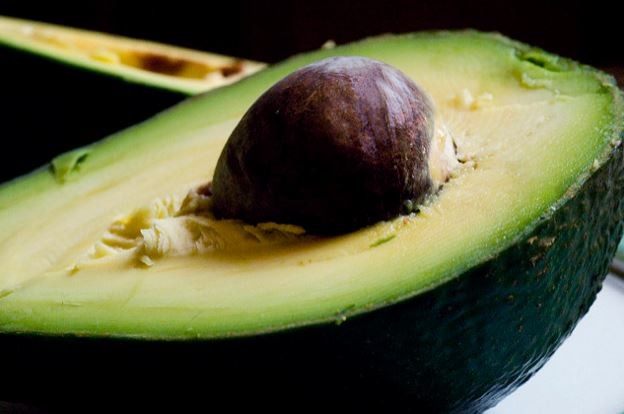 Keď sa povie avokádo, asi si predstavíte omáčku guacamole k báječným mastným chrumkavým nachos. Táto kombinácia pochopiteľne zdravá nie je, avšak zaradením avokáda do jedálnička vo zdravšej úprave svoju hladinu cholesterolu vylepšiť môžete - predovšetkým ak máte nadváhu alebo ste dokonca obézni. Môžete si skúsiť dať guacamole napríklad so surovou zeleninou (trebárs uhorkou) alebo si z avokáda urobiť prílohu či jeho plátkami oživiť šalát alebo sendvič.