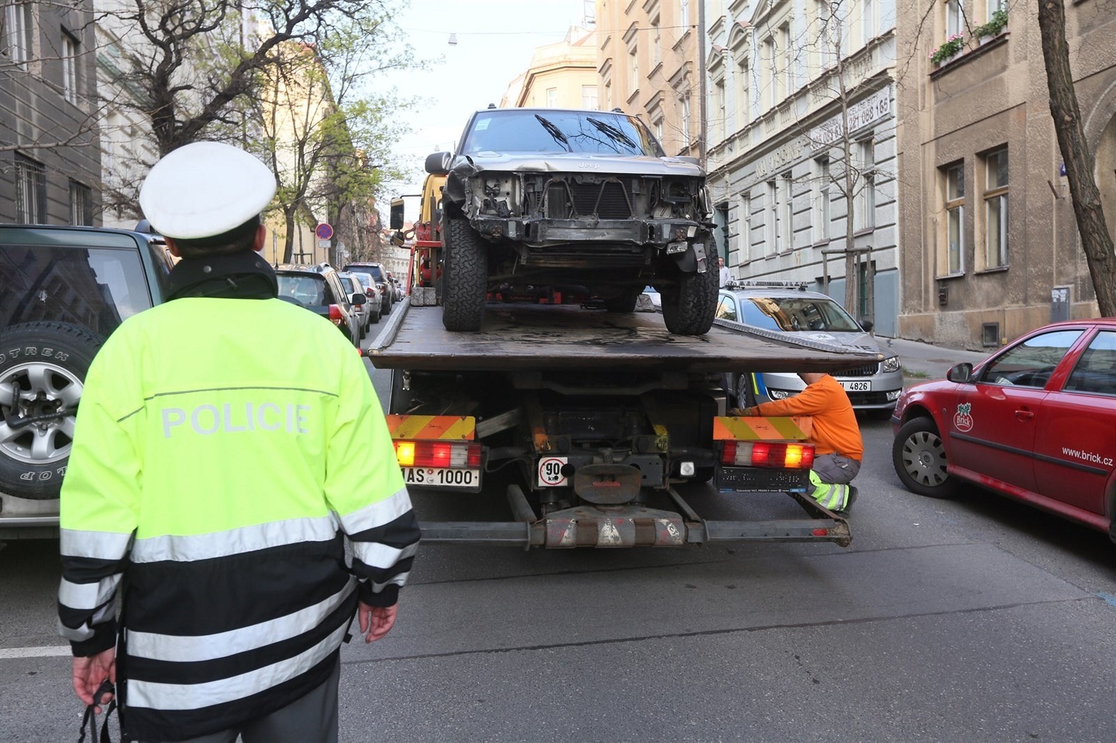 Opitý policajt narazil v Prahe do 50 áut 