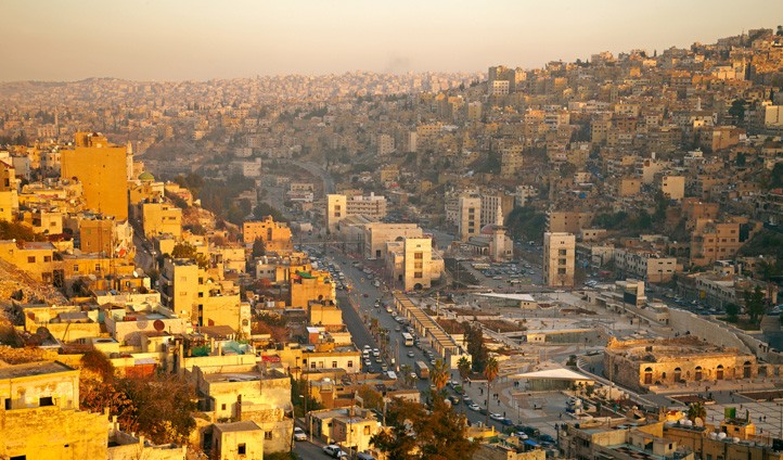Je jedno, či je leto alebo zima. Jordánčania milujú slnko stále a vždy si nájdu čas na život vonku. „Počasie ma teší stále a vždy si ho užívam prechádzkami,“ povedal Ghada El Kurd, strategický riaditeľ Jawsaq media. Pôvodom je z Palestíny, no žije v jordánskom Ammane. „Množstvo ľudí chodí počas víkendov na rodinné pikniky či celodenné výlety von,“ dodal. Jordánčania sú veľmi priateľskí, no problémom môže byť doprava. Amman je tiež päťdesiatym najdrahším mestom sveta, populárne sú však kaviarne či nákupy u pouličných predavačov potravín. 