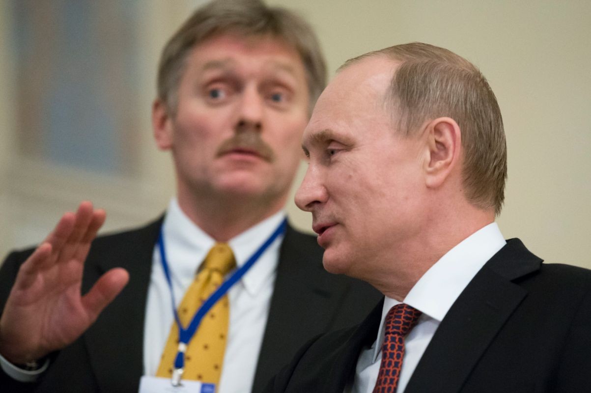 Ruský prezident Vladimir Putin a jeho hovorca Dmitrij Peskov