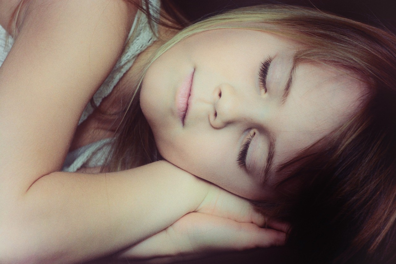Každé dieťa potrebuje pravidelný spánkový režim. 