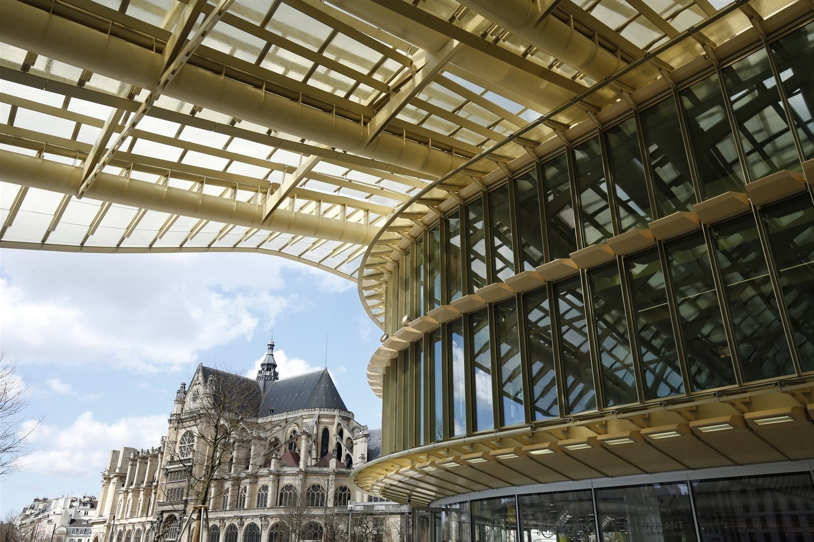 Nový nákupný dom v centre Paríža má obriu konštrukciu vytvárajúcu vlnitú strechu.