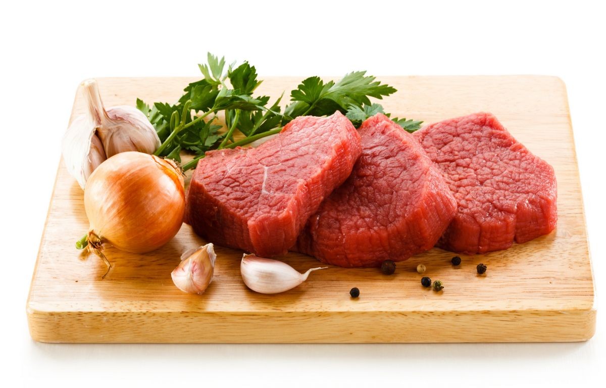 Vedci z Lernerovho výskumného inštitútu iba nedávno publikovali štúdiu, podľa ktorej červené mäso prispieva k vzniku srdcovo cievnych ochorení. Môže za to látka karnitín, ktorá sa nachádza v mäse. Ta vyvoláva určitú reakciu žalúdočných mikróbov, ktorá môže prispieť k ochoreniu srdca. 



