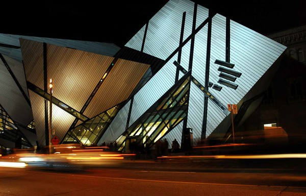 Toto múzeum prírodnej histórie, umenia a kultúry je najväčšie v Kanade. V zbierke má viac ako šesť miliónov exponátov. Originálna budova pochádza z 20. rokov minulého storočia, no Daniel Libeskind sa postaral o nový dizajn vchodu, ktorý otvorili v roku 2007 a múzeum sa stalo novým symbolom Toronta v 21. storočí. Komplex tvorí hranolová stavba zo skla a hliníka s oceľovými rámami. A práve toto zloženie povzbudilo kritikov a v roku 2009 sa tak múzeum dostalo na zoznam Najškaredších budov sveta. 