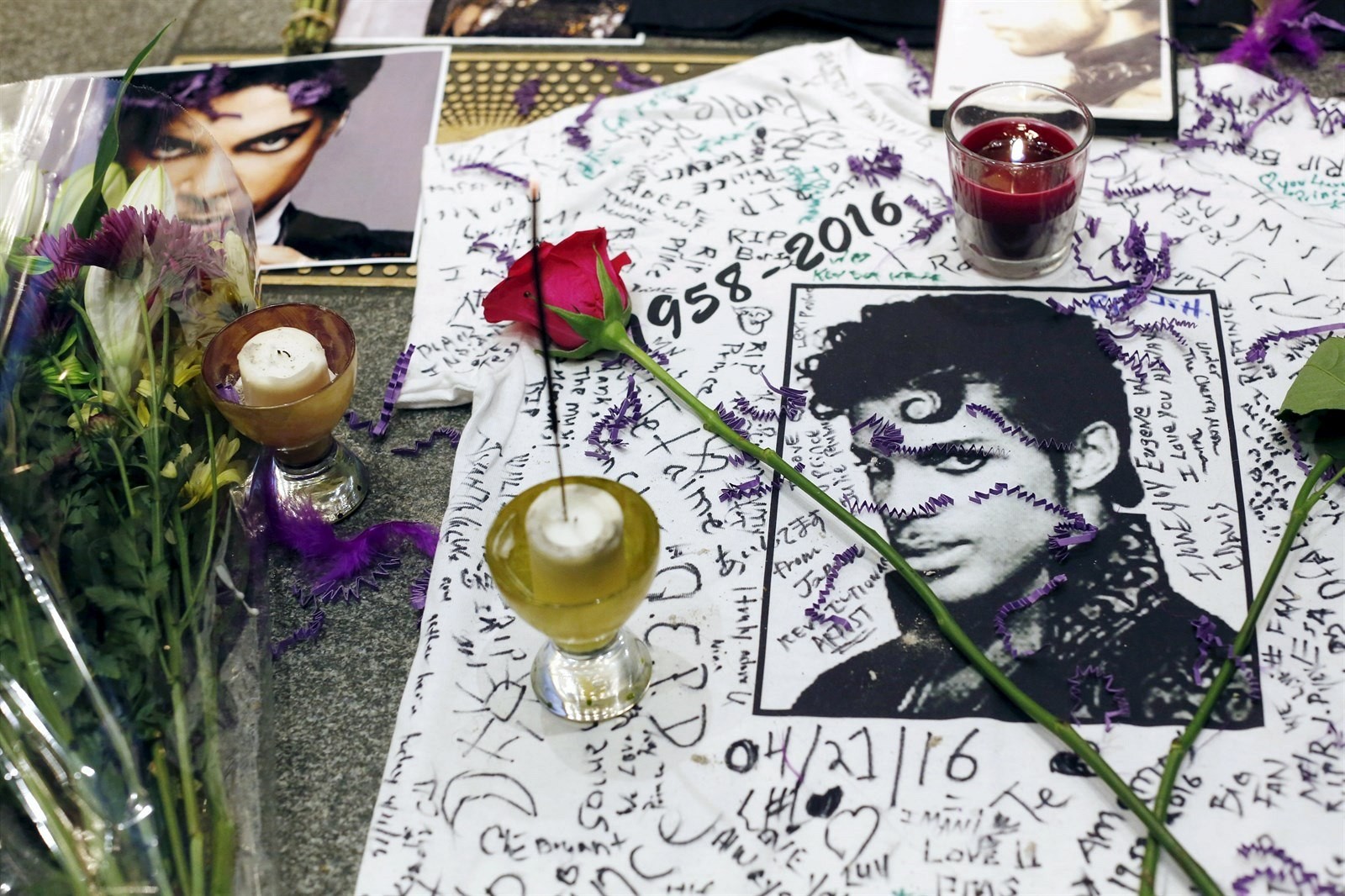 Ľudia smútia nad smrťou amerického speváka Princa (21.4.2016). 
