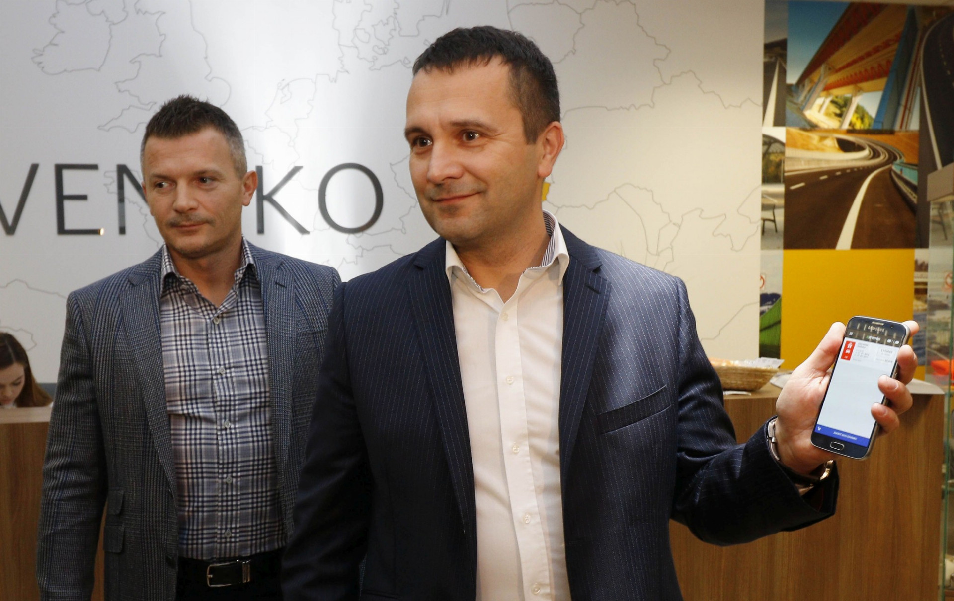 Bývalý šéf Národnej diaľničnej spoločnosti Milan Gajdoš (vpravo) si s exministrom Jánom Počiatkom už v decembri vyskúšali kúpu e-známky.