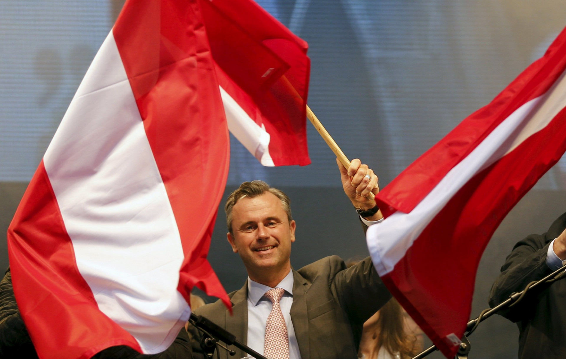 Víťaz prvého kola prezidentských volieb v Rakúsku, 45-ročný Norbert Hofer, reagoval na výsledky slovami, že je vďačný a plný pokory.