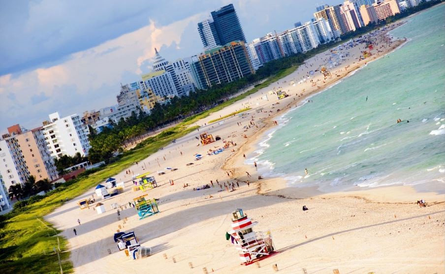 Prekvapením tohtoročnej sezóny je slnečné Miami – kým minulé leto to bola trinásta najobľúbenejšia mimoeurópska destinácia, tento rok sa zaradila na druhé miesto. Pomohla tomu aj nová priama linka z Viedne, vďaka ktorej sú cestovatelia v Miami za približne 10 hodín. Podobne ako pri New Yorku, Slováci strávia v priemere dva týždne v Miami. 