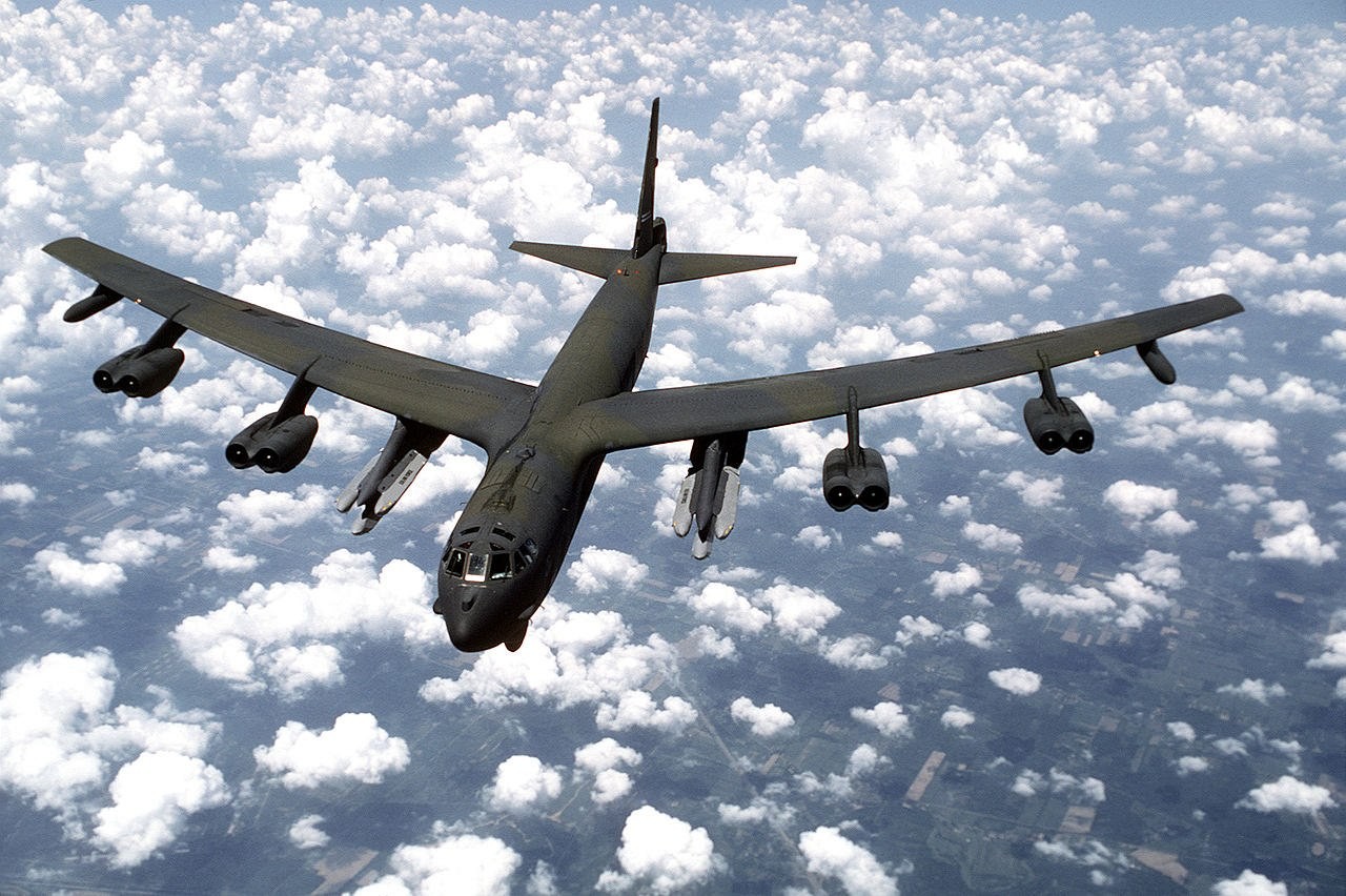 Šestica AGM-86B pod krídlami B-52G