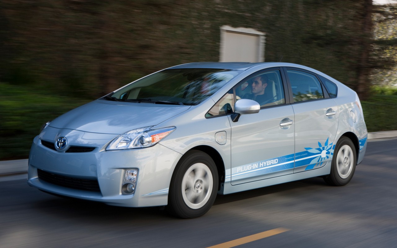 Ani veľký rozdiel medzi papierovou a reálnou spotrebou nemusí byť dôvod, prečo sa autu vyhnúť. Príklad nájdeme v nižšej strednej triede. Automobilka hovorí, že s Toyotou Prius Plug-in Hybrid budete jazdiť za 2,1 l/100 km, skutočnosť je o 1,6 l horšia a auto si vypýta 3,7 l/100 km. Aj keď má Toyota Prius Plug-in Hybrid rozdiel v spotrebách šialených 76%, aj tak je najúspornejším strojom nižšej strednej triedy. Kia Cee’d 1,6 CRDi, Mercedes A 180 CDI BlueEfficiency a Citroën C4 Cactus BlueHDi so spotrebou 4,6 l/100 km na druhom mieste strácajú na víťaza až 0,9 l/100 km.
