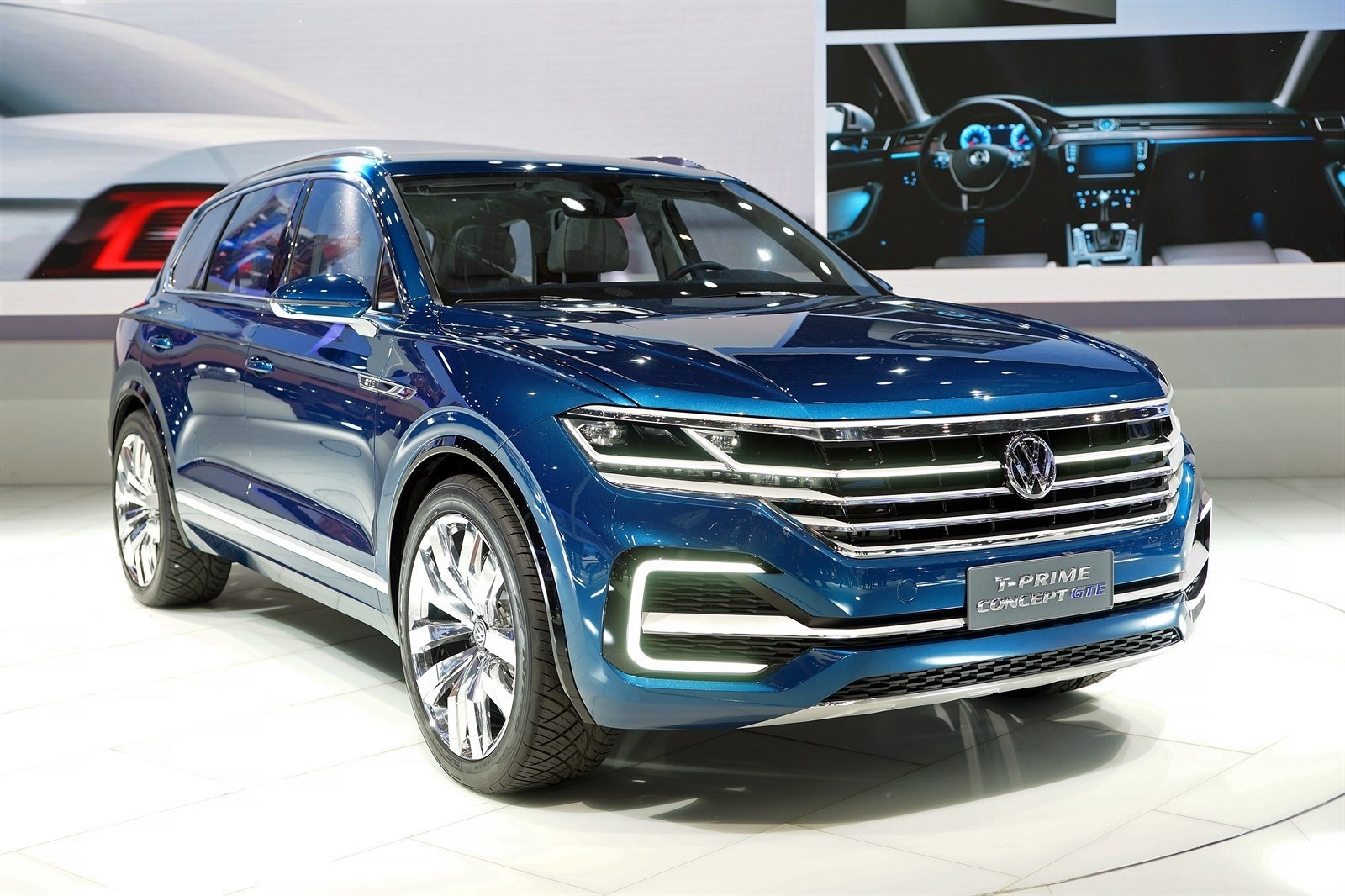 Koncept Volkswagen T-Prime GTE je predobrazom predĺženého Tiguanu. Chváli sa elektrickým dojazdom 50 km, sériové auto ale staví hlavne na konvenčný pohon.
