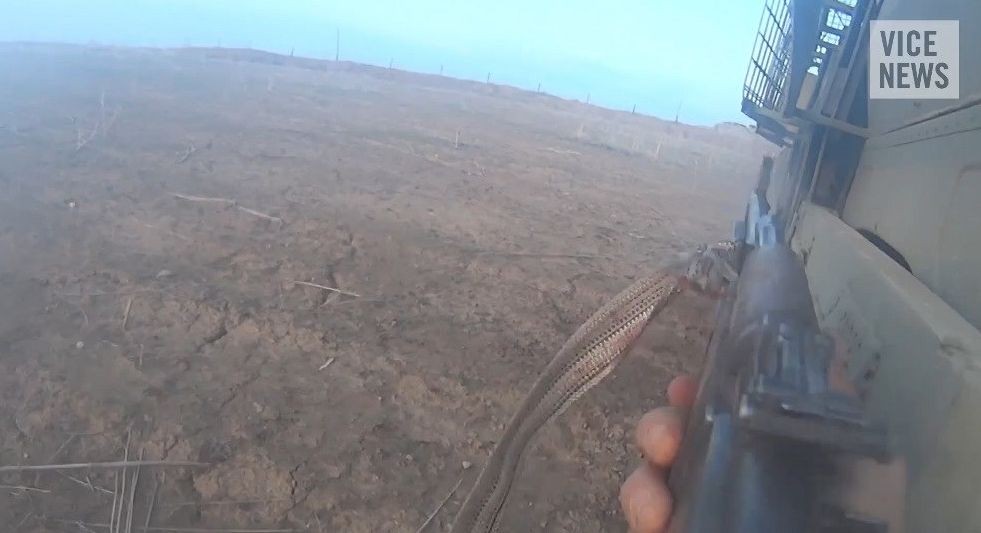 Záber z nahrávky z video kramery, ktorú mal jeden z teroristov namontovanú na prilbe.