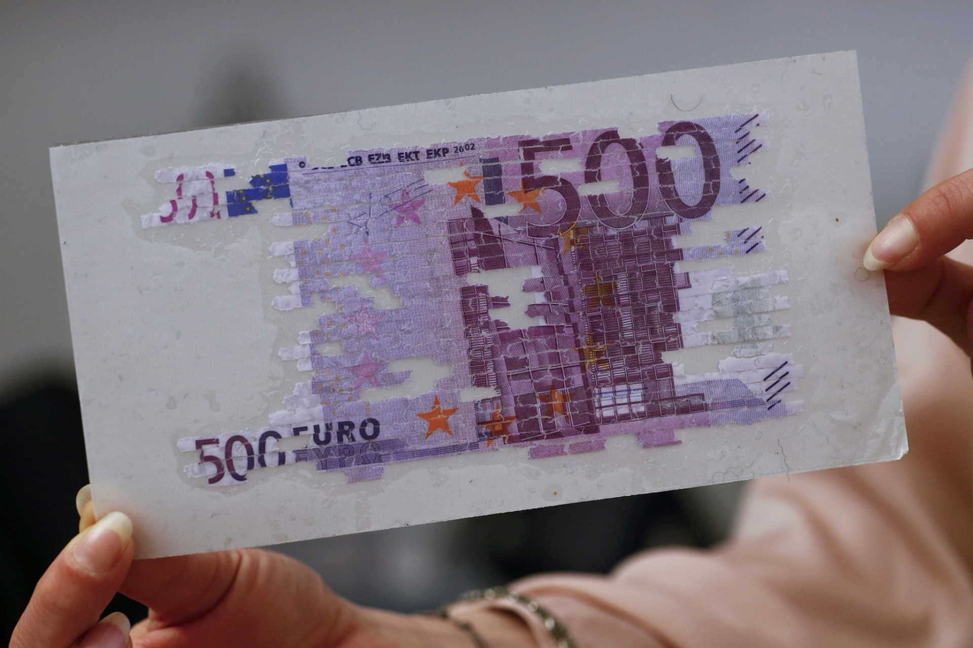 Zničená 500-eurová bankovka