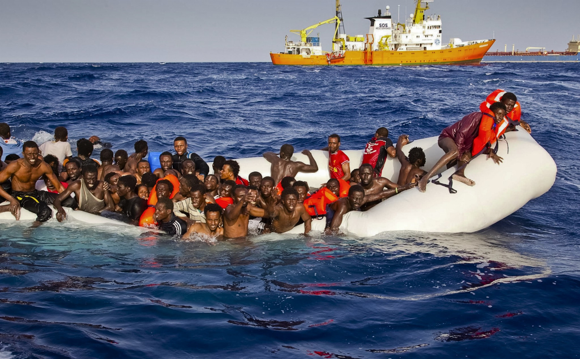 Migranti na člne