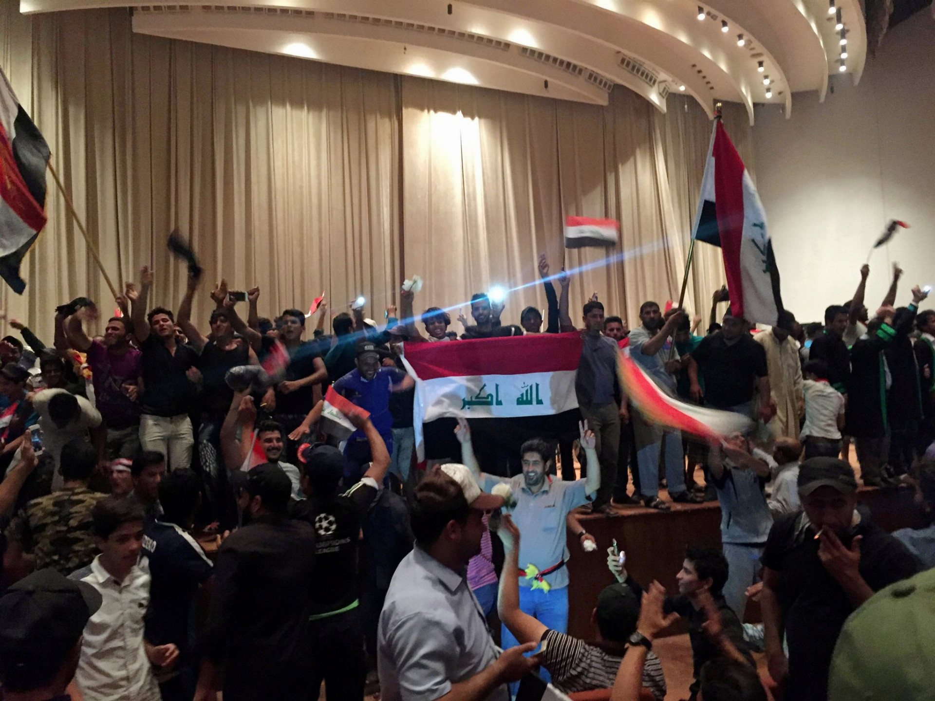 Demonštranti v irackom parlamente