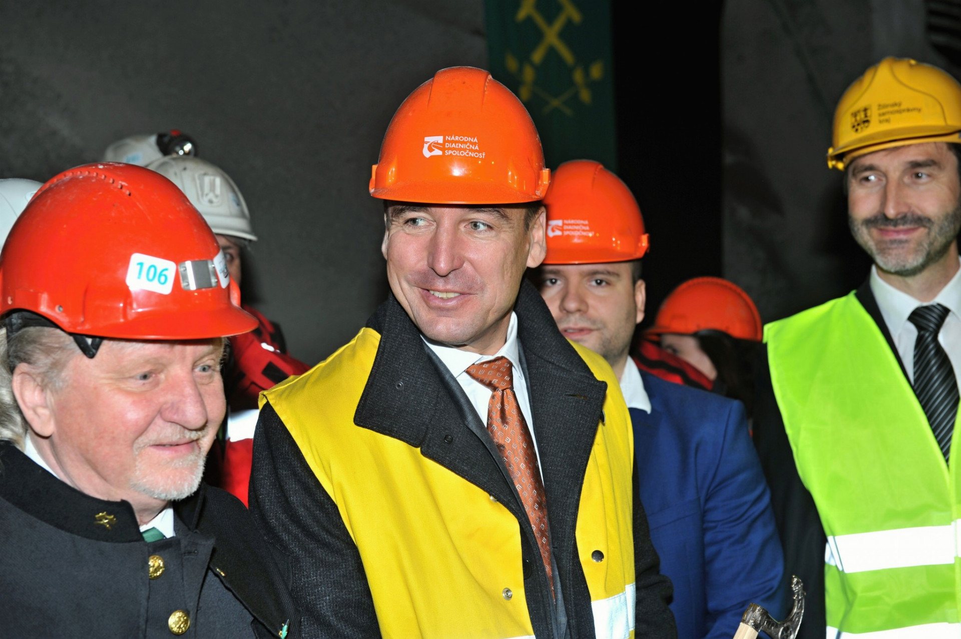 Minister dopravy Roman Brecely (v strede) chce meniť pravidlá e-známok. Na snímke pri prerážaní tunela Ovčiarsko pri Žiline.
