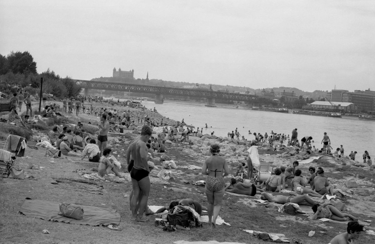 Na archívnej snímke z 30. augusta 1962 kúpalisko Lido na pravom brehu Dunaja v Bratislave, ktoré je vyhľadávaným a obľúbeným miestom Bratislavčanov.