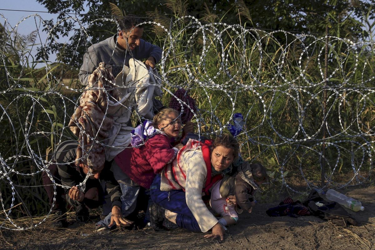 Sýrski migranti prekračujú hranice medzi Maďarskom a Srbskom