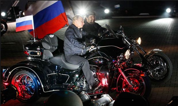 Ruský prezident sa zúčastňuje zrazov Nočných vlkov