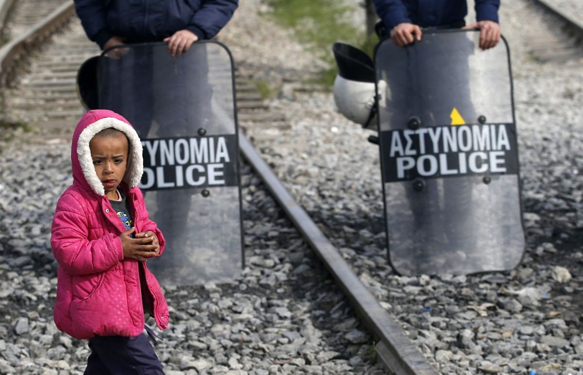 dieťa migranti protest polícia
