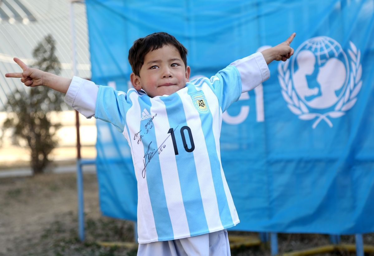 Afganistan chlapec Messi tričko