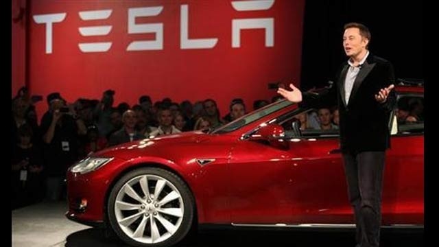Šéf Tesly Elon Musk si od ľudového modelu Tesla 3 sľubuje zmazanie dlhoročných finančných strát automobilky.