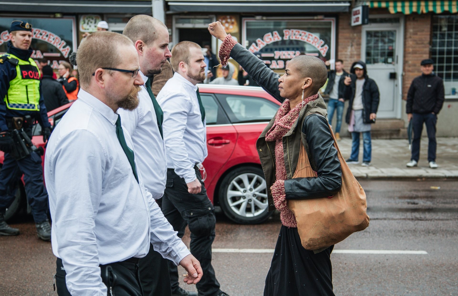 Tess Asplundová sa postavila pred pochod neonacistov vo švédskom meste Borlänge