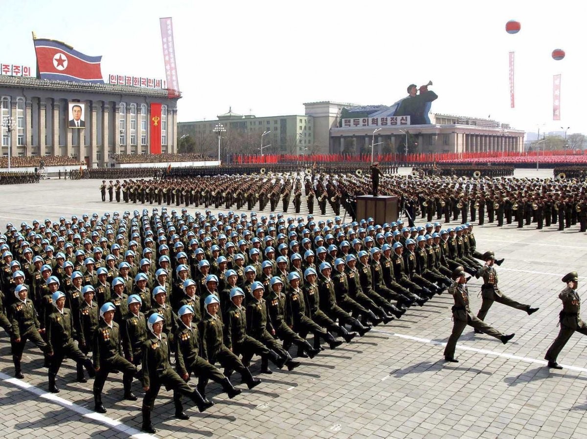 V ľudských zdrojoch pre armádu patrí Severná Kórea k špičke. Aktívny vojenský personál podľa údajov z roku 2015 predstavoval 700-tisíc ľudí, čo Pchjongjangu vynieslo 5 pozíciu spomedzi 126 krajín. Aktívne rezervy sú 4,5 milióna ľudí, čo Severnú Kóreu vynieslo na druhú pozíciu za prvú Čínu. 
